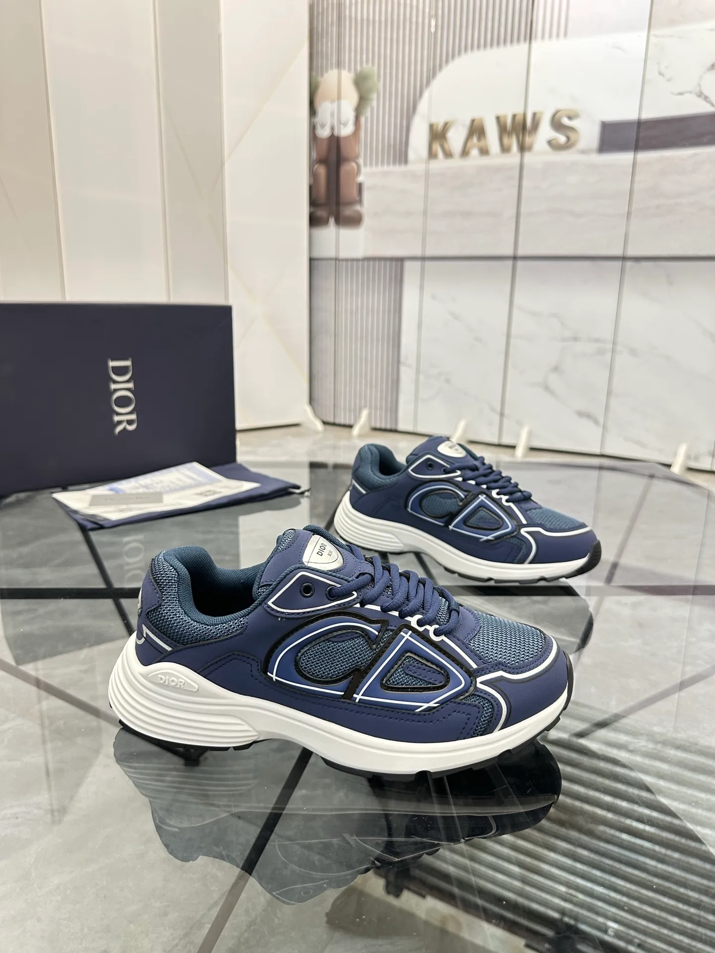 Men's shoes: 💰P400¥ Available in Guangzhou Product trademark: Dior* "Dior*" low-top casual shoes Regular size: 35-46 (can be customized to 47) Couple style Product materials: Upper imported cowhide stitched with original fabric, breathable lining, ultra-light foam original outsole. No.: 007